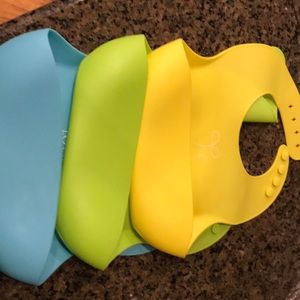 3 silicone bibs
